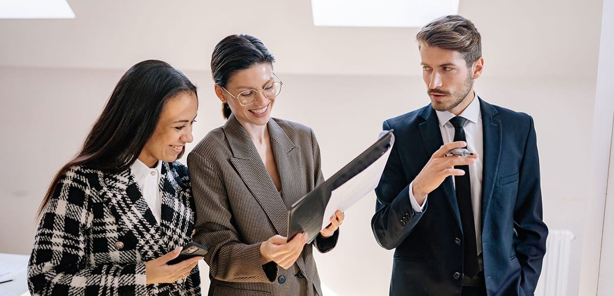 A senior adviser and a client in an introductory consultation