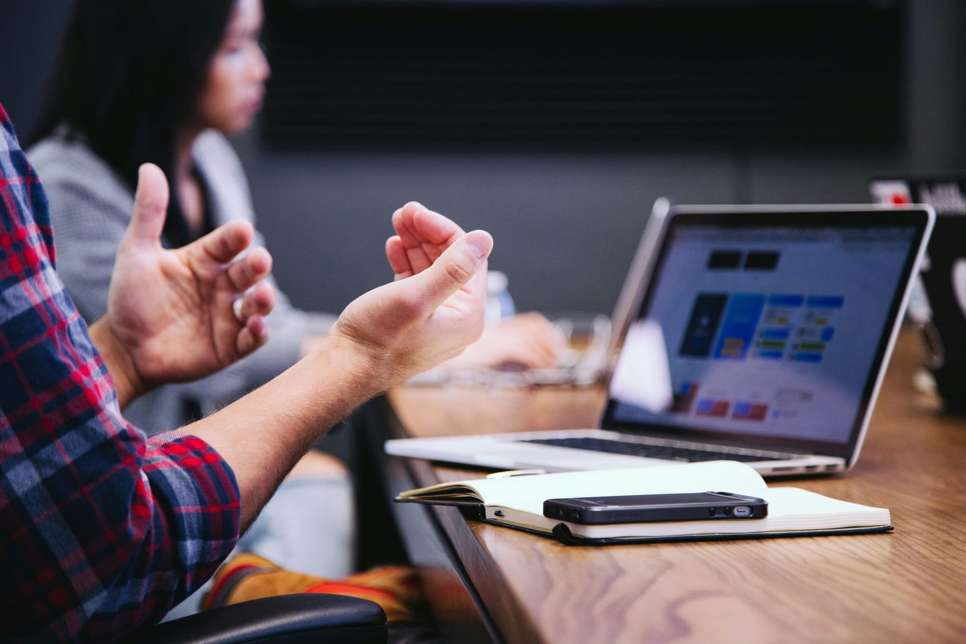 A senior adviser in conversation with a business owner across a table